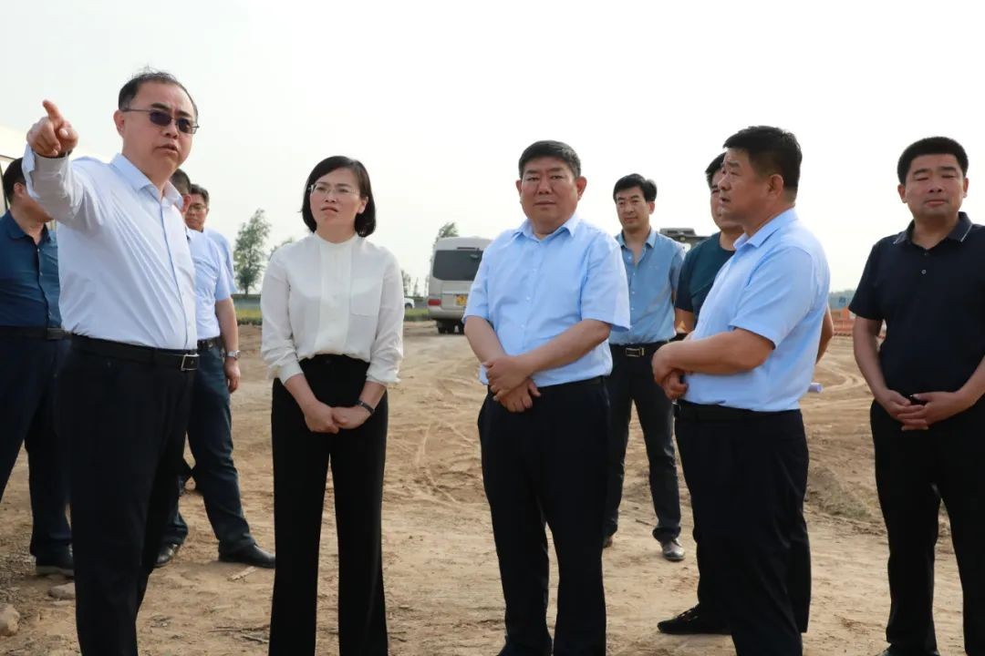 市委常委、副市長(zhǎng)、交通運(yùn)輸重點(diǎn)項(xiàng)目指揮部指揮長(zhǎng)樊廷雷到臨武高速現(xiàn)場(chǎng)調(diào)度工程建設(shè)工作